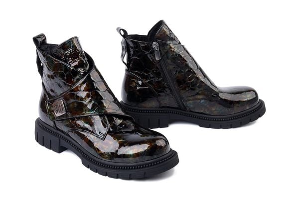 BOCCATO 064.300 S.A 65 T 28SYH wielokolorowy, botki damskie. Botki Boccato, bez wzorów, ze skóry, bez obcasa, na obcasie, bez zapięcia. Za 364,41 zł.