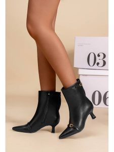 C'M Botki w kolorze czarnym rozmiar: 41. Czarne botki C'M, bez wzorów, bez obcasa, bez zapięcia. Za 130,99 zł.