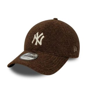 Czapka baseballowa New York Yankees New Era 9Forty Winter Borg. Brązowe czapki New Era, bez wzorów, z materiału, sportowe. Za 143,55 zł.