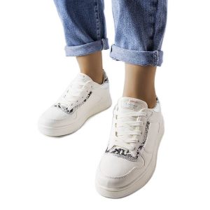 Białe sneakersy z eko skóry Nelma. Białe trampki bez wzorów, ze skóry, bez zapięcia. Za 89,18 zł.
