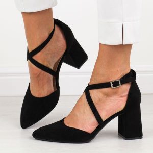 Czarne zamszowe sandały damskie na słupku z zakrytymi palcami i pietą Sergio Leone Sk840. Czarne sandały Sergio Leone, bez wzorów, ze skóry, bez obcasa, na słupku, bez zapięcia. Za 159,00 zł.