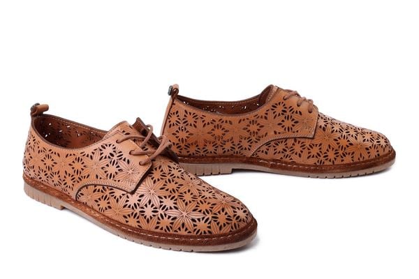 MANITU 840157-21 cognac, półbuty damskie. Brązowe półbuty Manitu, na lato, w ażurowe wzory, ze skóry, bez obcasa, bez zapięcia. Za 254,92 zł.