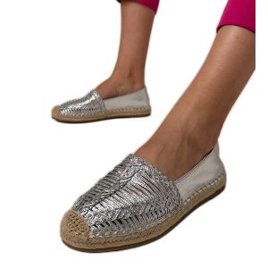 Srebrne espadryle ażurowe na platformie srebrny. Szare espadryle w ażurowe wzory, z materiału, bez obcasa, na platformie. Za 81,09 zł.