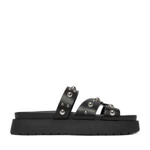 Klapki DeeZee. Czarne klapki DeeZee, bez wzorów, bez obcasa. Za 139,99 zł.