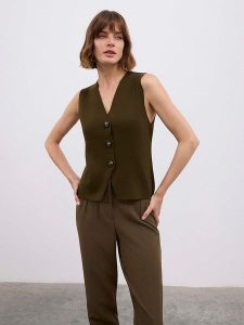 BGN Kamizelka w kolorze brązowym rozmiar: 34. Brązowe kamizelki BGN, bez wzorów, prążkowane, bez kołnierzyka, bez ramiączek, bez kaptura. Za 104,39 zł.