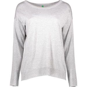 Sweter w kolorze szarym. Szare swetry klasyczne marki Benetton, z dzianiny. W wyprzedaży za 54,95 zł.