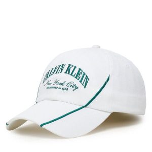 Czapka z daszkiem Calvin Klein. Białe czapki Calvin Klein, bez wzorów. Za 144,99 zł.