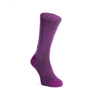 Skarpety rowerowe Mons Royale Atlas Crew Sock. Fioletowe skarpetki Mons Royale, bez wzorów. Za 87,99 zł.