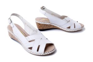 RIEKER 66189-80 white, sandały damskie. Białe sandały Rieker, bez wzorów, ze skóry, bez obcasa, na koturnie, bez zapięcia. Za 247,92 zł.