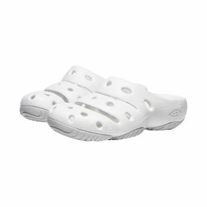 Klapki damskie KEEN YOGUI. Białe klapki Keen, bez wzorów, bez obcasa. Za 179,99 zł.