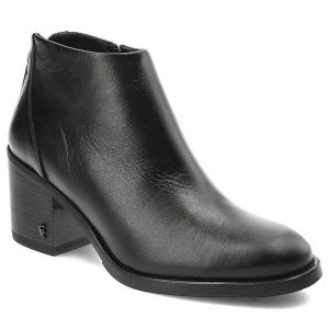 Czarne Botki Carinii Eleganckie Obuwie Damskie. Czarne botki Carinii, bez wzorów, ze skóry ekologicznej, bez obcasa, bez zapięcia. Za 467,99 zł.
