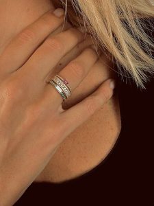 Les Favorites Pozłacany pierścionek z cyrkoniami rozmiar: 50. Zielone pierścionki Les Favorites, z cyrkonią, pozłacane. Za 78,99 zł.