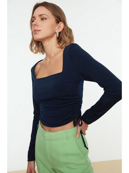 Trendyol Koszulka w kolorze granatowym rozmiar: S. Niebieskie bluzki Trendyol, s, bez wzorów, bez kołnierzyka, bez ramiączek. Za 39,21 zł.