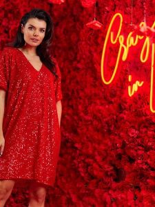 Awama Sukienka w kolorze czerwonym rozmiar: onesize. Czerwone sukienki Awama, na co dzień, bez wzorów, bez kołnierzyka, bez ramiączek, mini, proste. Za 212,99 zł.