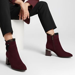 Botki damskie S. Barski, na słupku zamszowe bogato zdobione i na zamek, bordowe, MR52-127. Czerwone botki S.BARSKI, z aplikacjami, z lakierowanej skóry, bez obcasa, na obcasie, bez zapięcia. Za 339,99 zł.