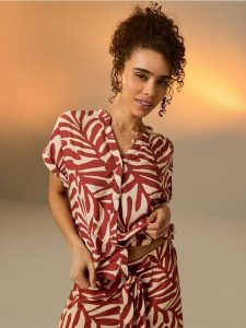 Wiskozowa koszula z krótkim rękawem w geometryczny wzór - żółty. Żółte koszule Sinsay, l, bez wzorów, z wiskozy, bez kołnierzyka, bez ramiączek. Za 25,99 zł.