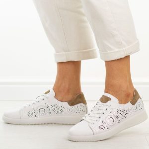 Białe skórzane ażurowe półbuty damskie Filippo Dp7681/26. Białe półbuty Filippo, na jesień, w ażurowe wzory, z jeansu, z okrągłym noskiem, bez obcasa, na koturnie, bez zapięcia. Za 219,00 zł.