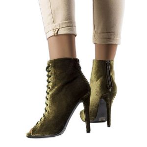 Zielone eleganckie szpilki z cholewką Amora. Zielone botki bez wzorów, z otwartym noskiem, za kostkę, bez obcasa, na szpilce, bez zapięcia. Za 73,01 zł.