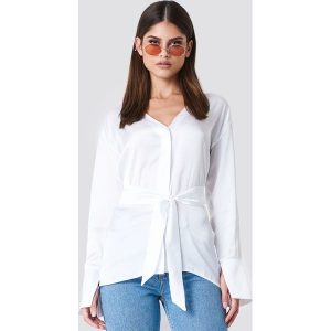 Sahara Ray x NA-KD Satynowa koszula oversize z wiązaniem - White. Koszule marki Sahara Ray x NA-KD. W wyprzedaży za 70,97 zł.