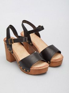 Bellucci Sandały w kolorze czarnym rozmiar: 40. Czarne sandały Bellucci, bez wzorów, z otwartym noskiem, bez obcasa, na koturnie, bez zapięcia. Za 122,96 zł.