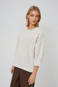 Bluza ze strukturalnego materiału biała. Białe bluzy MOODO, l, bez wzorów, z elastanu, bez kaptura. Za 109,99 zł.