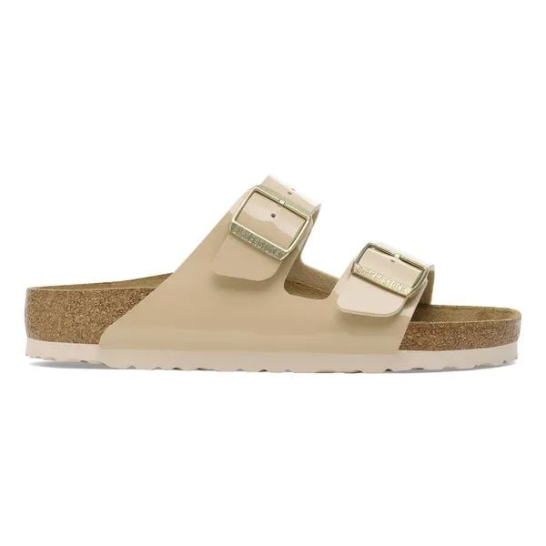 BIRKENSTOCK Arizona BF Patent Sand Klapki damskie. Brązowe klapki Birkenstock, bez wzorów, bez obcasa. Za 379,99 zł.