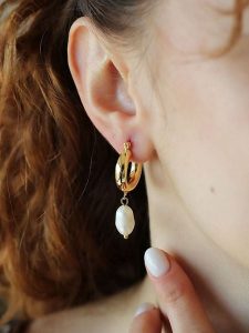 Pierres delicates Pozłacane kolczyki-kreole z perłami rozmiar: onesize. Białe kolczyki Pierres delicates, z perłą, pozłacane. Za 43,99 zł.