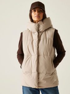 Regatta Kamizelka pikowana "Kelse" w kolorze beżowym rozmiar: 40. Brązowe kamizelki Regatta, bez wzorów, bez kołnierzyka, bez ramiączek, bez kaptura. Za 165,99 zł.