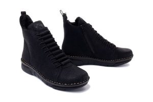 RIEKER 73333-00 black, trzewiki damskie. Czarne botki Rieker, na zimę, bez wzorów, bez obcasa, bez zapięcia. Za 349,90 zł.