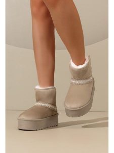 C'M Botki zimowe w kolorze khaki rozmiar: 40. Brązowe botki C'M, na zimę, bez wzorów, bez obcasa, na platformie, bez zapięcia. Za 108,99 zł.