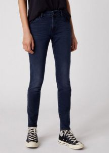 SPODNIE DAMSKIE WRANGLER SKINNY BLUE SKIES W28KLT36H 112128309. Niebieskie rurki Wrangler, z jeansu. Za 199,99 zł.