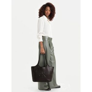Torebka Calvin Klein. Brązowe torebki klasyczne Calvin Klein, bez wzorów, bez dodatków. Za 529,99 zł.