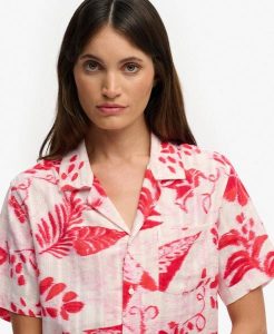Superdry Krótka koszula Beach w wzór Ikat Floral Red bawełna/ wiskoza. Czerwone koszule Superdry, z aplikacjami, z bawełny, bez kołnierzyka, bez ramiączek. Za 234,25 zł.