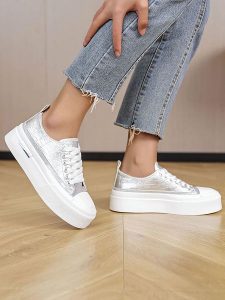 Sixth Sens Sneakersy w kolorze biało-srebrnym rozmiar: 40. Szare trampki Sixth Sens, bez wzorów, bez zapięcia. Za 131,74 zł.