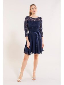 SWING Sukienka w kolorze granatowym rozmiar: 44. Niebieskie sukienki Swing, bez wzorów, z koronki, bez kołnierzyka, bez ramiączek, mini. Za 241,56 zł.