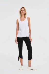 Bawełniane legginsy czarne. Czarne legginsy MOODO, bez wzorów, z bawełny. Za 59,99 zł.