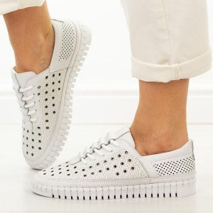 Białe skórzane półbuty damskie Potocki 19431. Białe półbuty POTOCKI, na jesień, w ażurowe wzory, z jeansu, bez obcasa, na płaskiej podeszwie, bez zapięcia. Za 229,00 zł.