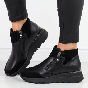 Czarne skórzane botki damskie Filippo dbt6348/24. Czarne botki Filippo, na jesień, bez wzorów, z polaru, z okrągłym noskiem, bez obcasa, bez zapięcia. W wyprzedaży za 254,15 zł.