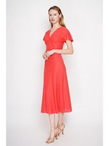 ASSUILI Lniana sukienka w kolorze czerwonym rozmiar: 40. Czerwone sukienki Assuili, bez wzorów, ze lnu, bez kołnierzyka, bez ramiączek, midi. Za 130,99 zł.