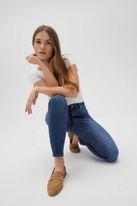 Jeansy skinny ze średnim stanem niebieskie. Niebieskie jeansy MOODO, bez wzorów, z bawełny. Za 149,99 zł.