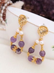 Pierres de Jade Pozłacane kolczyki-wkrętki z perłami i kryształami rozmiar: onesize. Białe kolczyki Pierres de Jade, z kryształem, pozłacane. Za 39,99 zł.