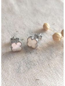 Miu Silver Srebrne kolczyki-wkrętki z masą perłową rozmiar: onesize. Brązowe kolczyki Miu Silver, z perłą, srebrne. Za 118,01 zł.