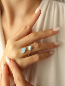 Pierres de Jade Pozłacany pierścionek z turkusami rozmiar: onesize. Niebieskie pierścionki Pierres de Jade, z turkusem, pozłacane. Za 108,74 zł.