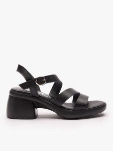 Czarne sandały ze skóry licowej. Czarne sandały Ryłko, bez wzorów, ze skóry, z okrągłym noskiem, bez obcasa, na platformie, bez zapięcia. Za 329,99 zł.