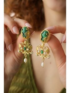 L'Atelier de Gaia Pozłacane kolczyki z malachitami rozmiar: onesize. Zielone kolczyki L'Atelier de Gaia, z malachitem, pozłacane. Za 60,99 zł.