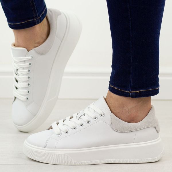 Białe skórzane półbuty damskie Cambell 19347. Białe półbuty Cambell, na jesień, bez wzorów, z jeansu, bez obcasa, bez zapięcia. Za 229,00 zł.