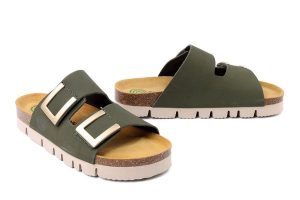 DR. BRINKMANN 700802-07 grun, klapki damskie. Zielone klapki Dr. Brinkmann, bez wzorów, ze skóry, bez obcasa. Za 309,90 zł.