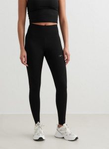 Damskie legginsy z wysokim stanem, odprowadzające pot Sculpting czarne. Czarne legginsy AIM'N, bez wzorów, z lycry, z podwyższonym stanem. Za 339,00 zł.
