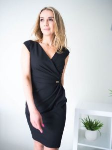 Sukienka Model Oktawia Black - Jersa. Czarne sukienki Jersa, plus size, bez wzorów, z elastanu, bez kołnierzyka, plus size, bez ramiączek, midi, dopasowane. Za 403,41 zł.