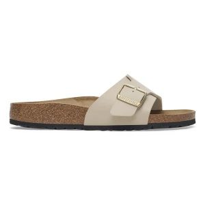 Klapki damskie Birkenstock Catalina BF Sandcastle. Brązowe klapki Birkenstock, bez wzorów, bez obcasa. Za 329,99 zł.